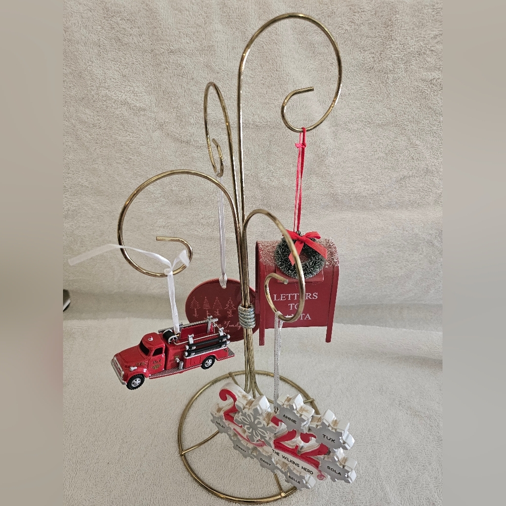 BUNDLE FOR GIFTS Gold Favorite Ornament Stands 4 SHIP ON 1 LABEL